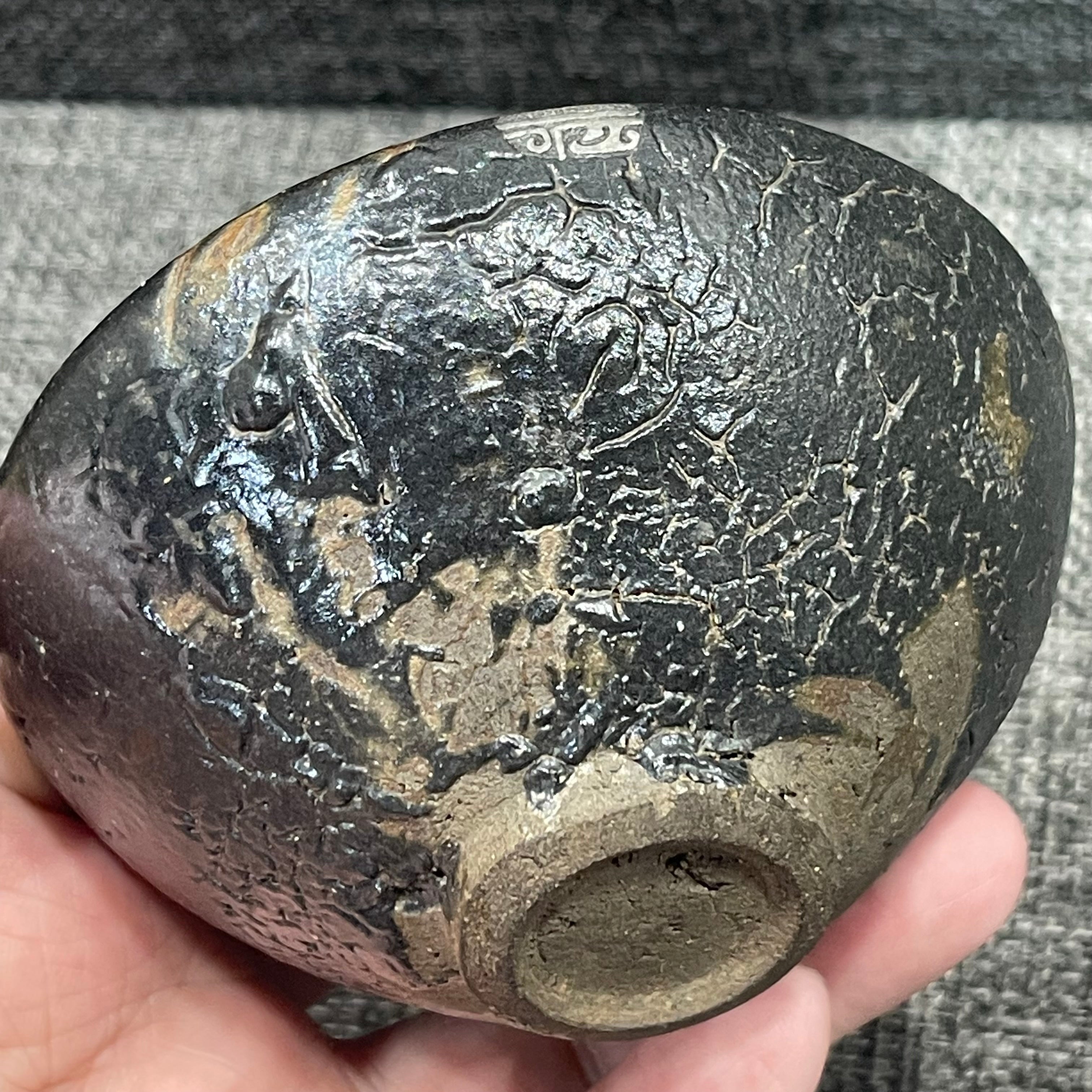 Cracked gray shell tea cup with tin-carved bronze patterns