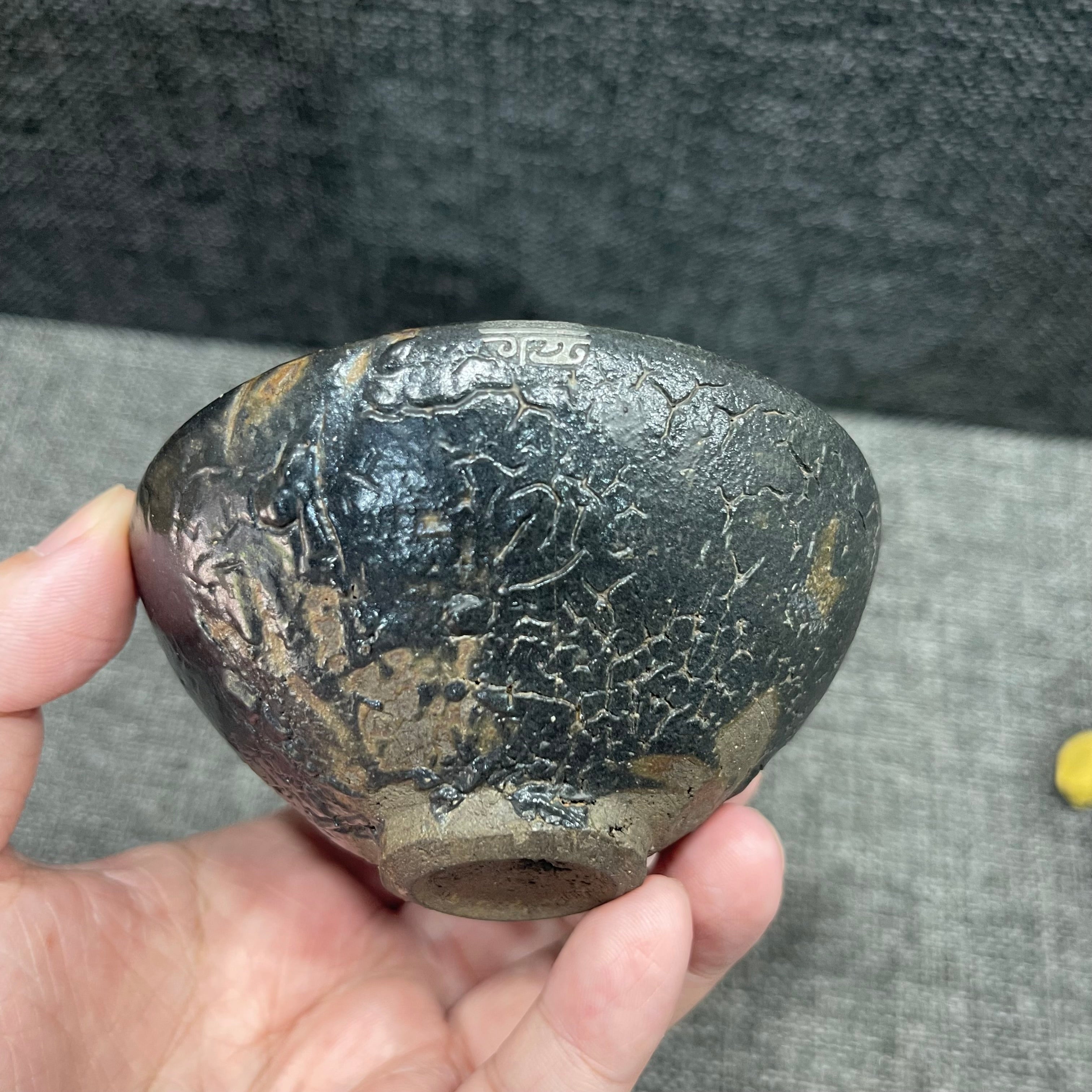 Cracked gray shell tea cup with tin-carved bronze patterns