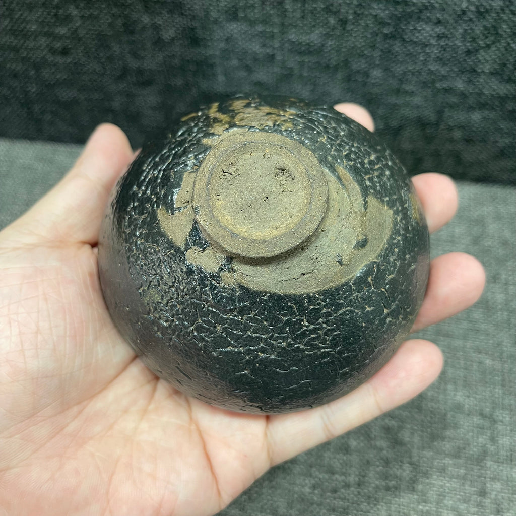 Cracked gray shell tea cup with tin-carved bronze patterns