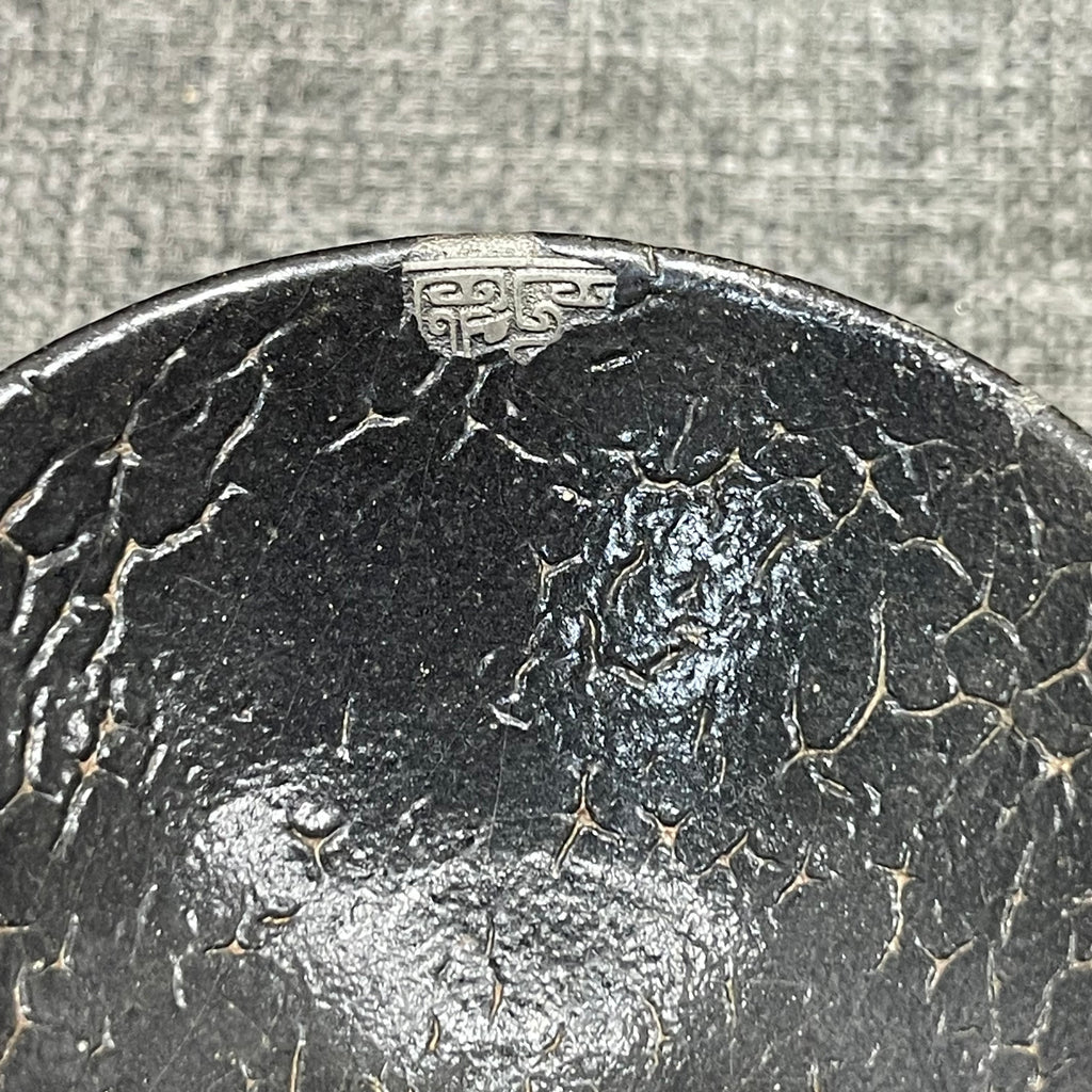 Cracked gray shell tea cup with tin-carved bronze patterns
