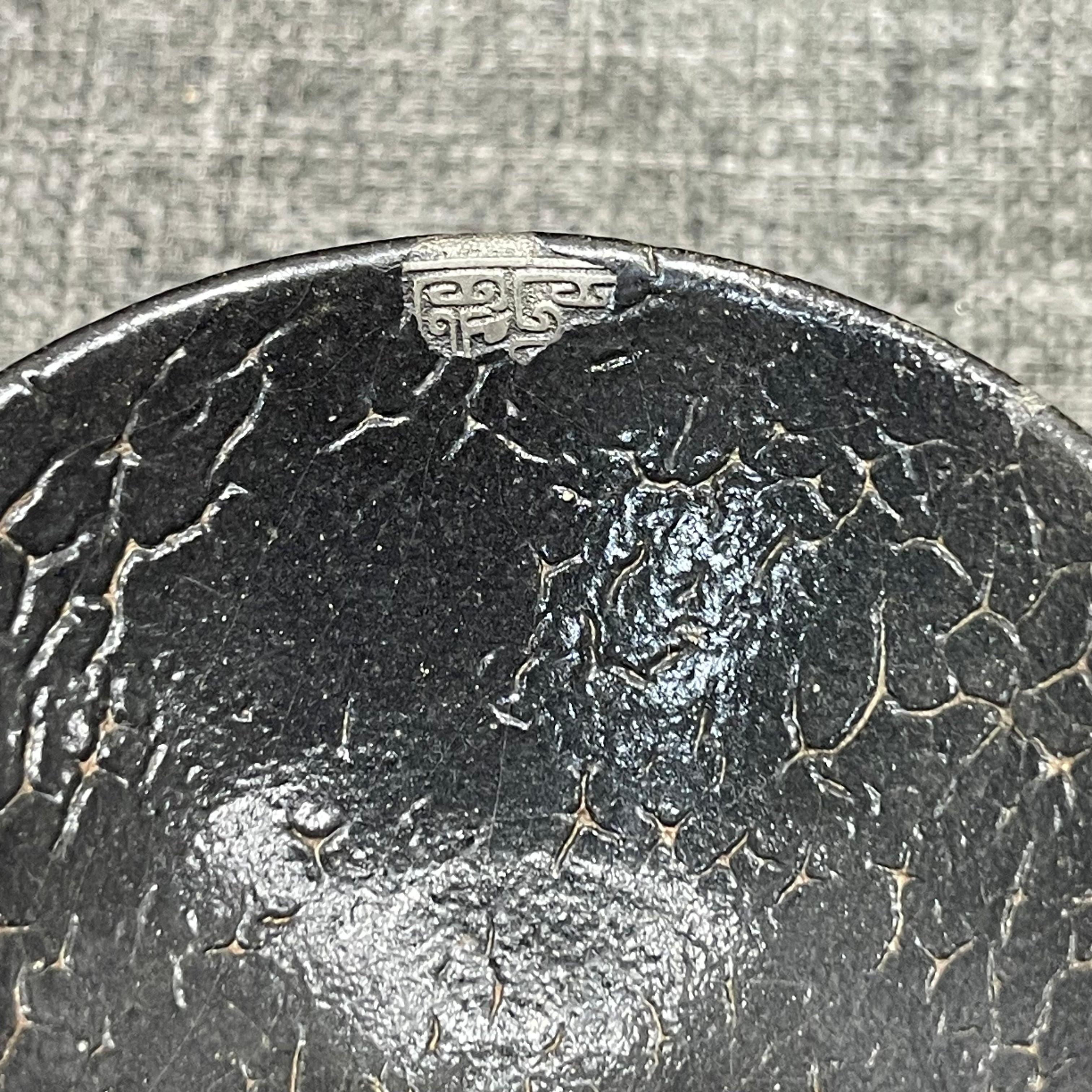 Cracked gray shell tea cup with tin-carved bronze patterns