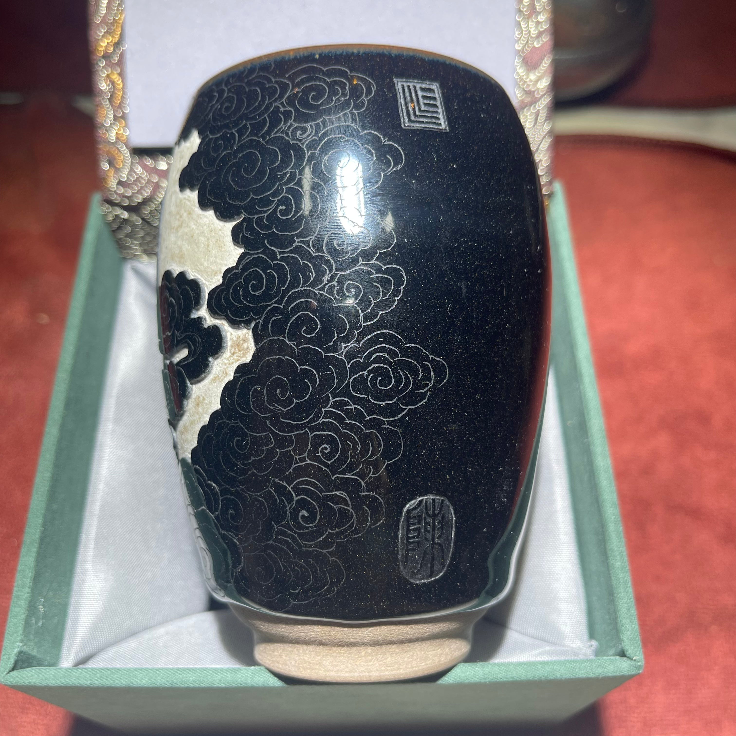Chang'e holding a rabbit under the moon - a Jianzhan tea mug with an engraved design