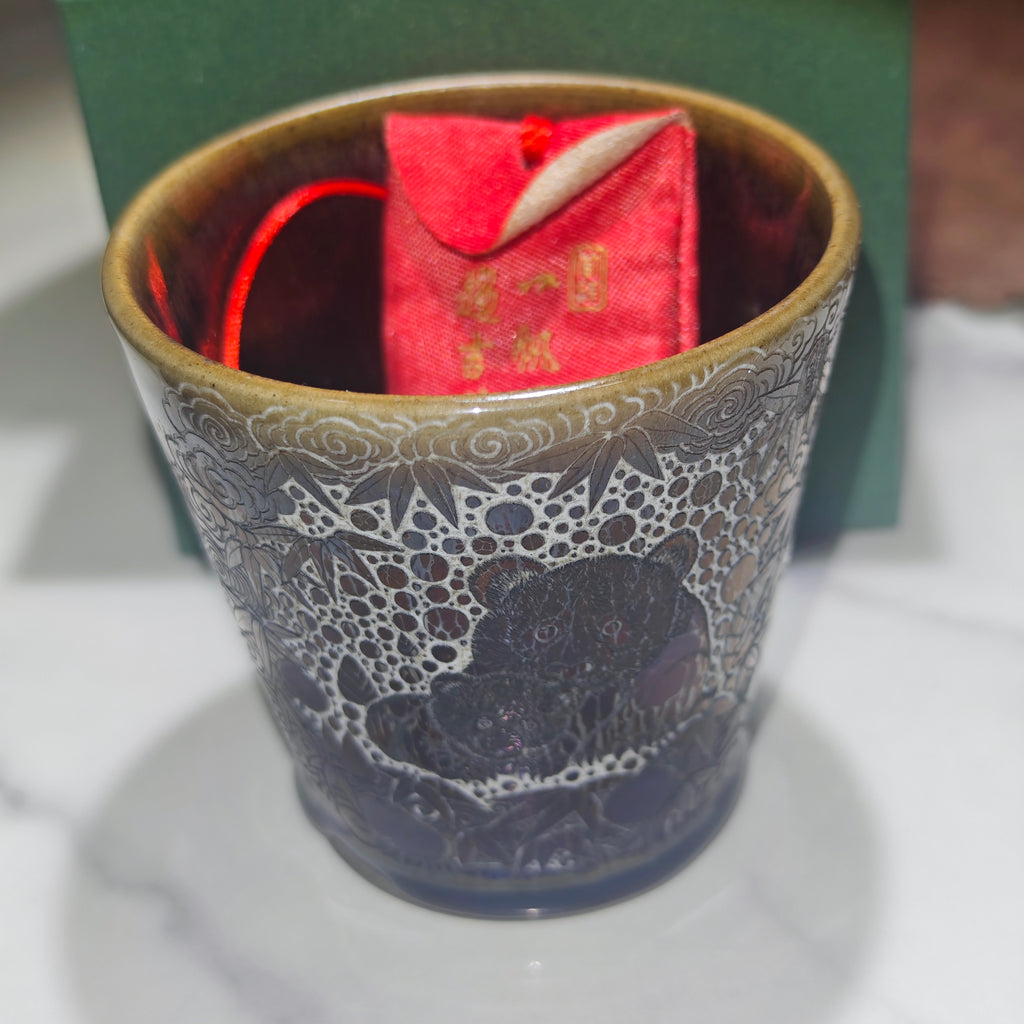 Mother and daughter pandas, Jianzhan carved cups.