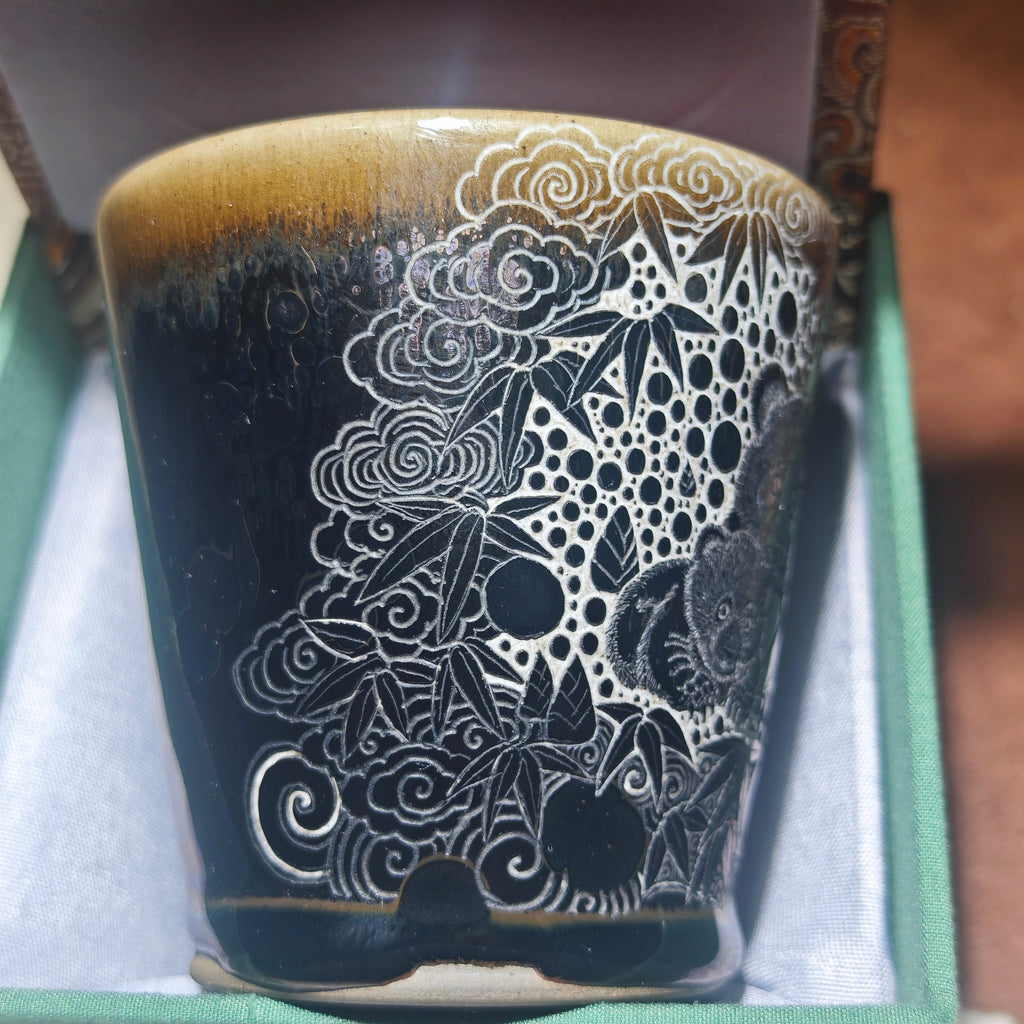 Mother and daughter pandas, Jianzhan carved cups.